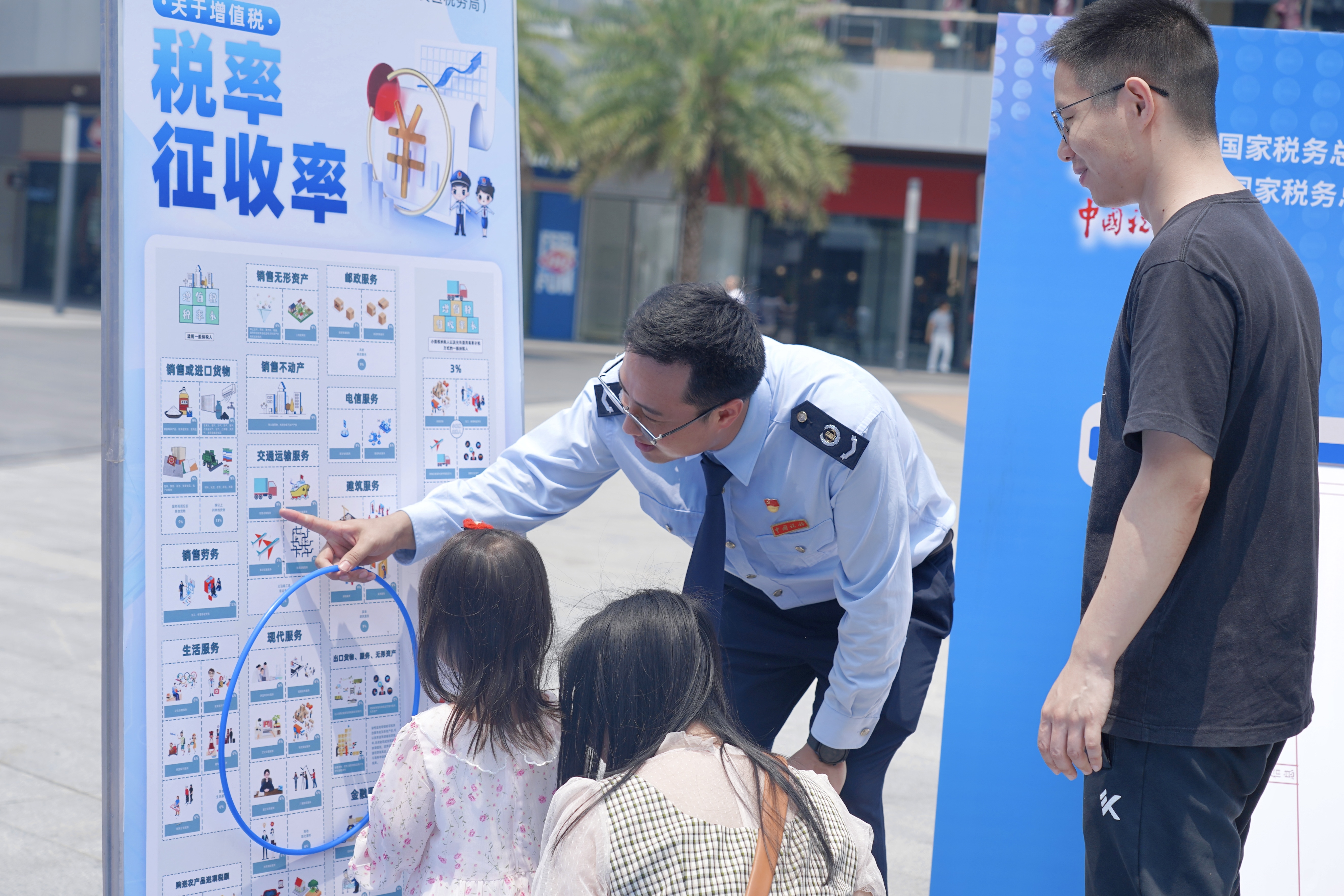 金湾（开发）区局走进商圈举办税收宣传活动