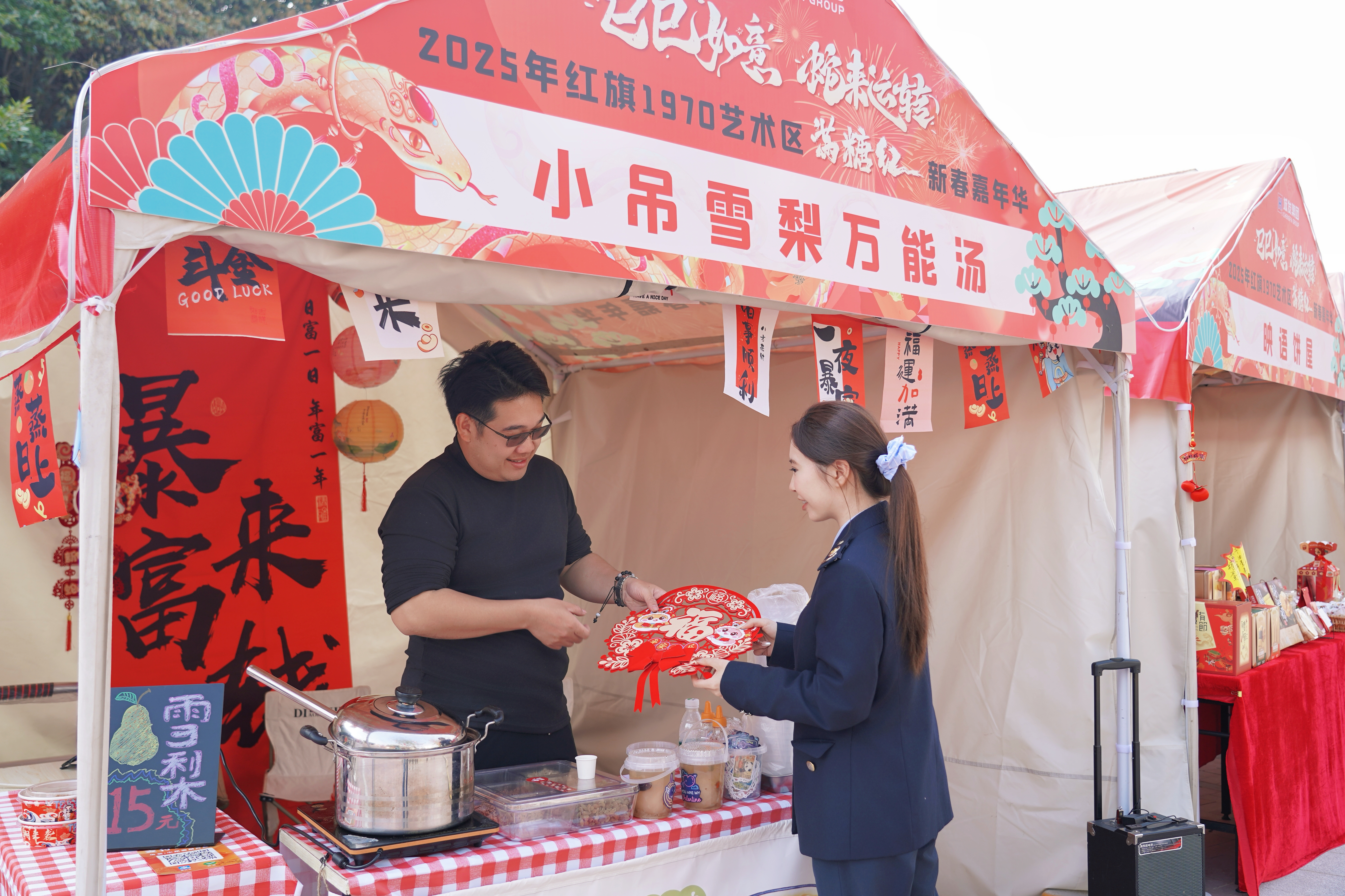 金湾区税务部门走进春节“花市”为商户送上政策福袋和新春祝福